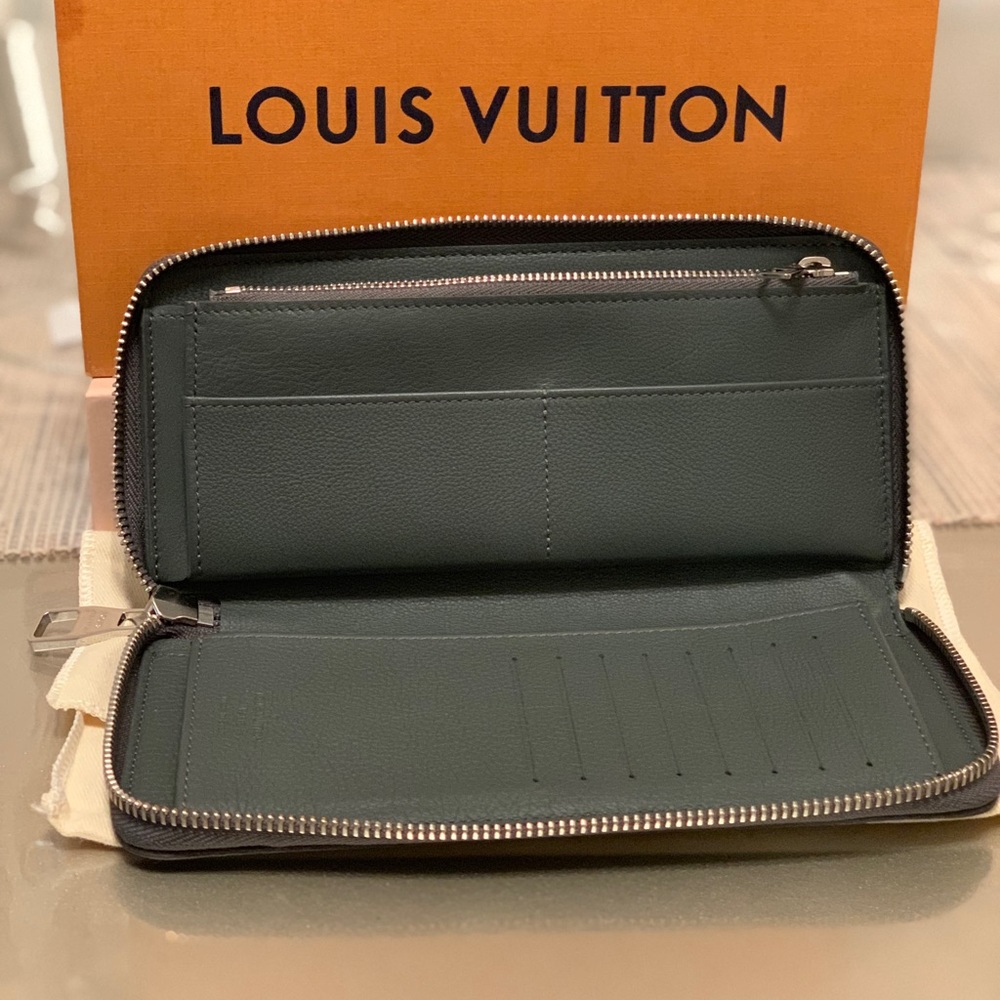 Gray Louis Vuitton Men’s Zippy Vertical Wallet - Picture 2 of 4